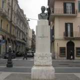 La statua del politico socialista Cesare Battisti che sorge nell'omonima piazza